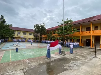 Pelaksanaan Upacara Bendera yang Dilaksanakan Oleh Siswa dan Guru