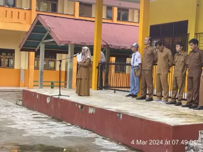 Pelaksanaan Upacara Bendera yang Dilaksanakan Oleh Siswa dan Guru
