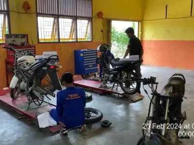 Kegiatan Siswa Smk di Bengkel Otomotif