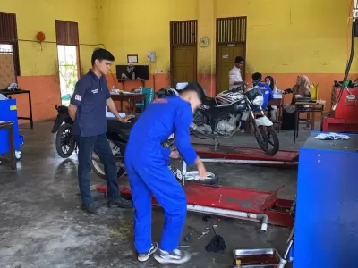 Kegiatan Siswa Smk di Bengkel Otomotif