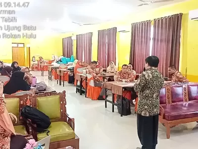 WORKSHOP PENYUSUNAN PROGRAM LITERASI DAN NUMERASI SMK ISLAM INAYAH UJUNGBATU NARASUMBER DARI CATALYT