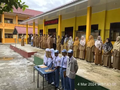 Pelaksanaan Upacara Bendera yang Dilaksanakan Oleh Siswa dan Guru