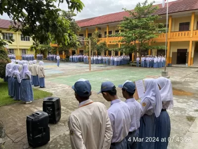 Pelaksanaan Upacara Bendera yang Dilaksanakan Oleh Siswa dan Guru